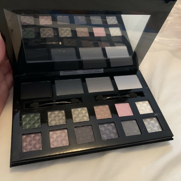 Lord And Taylor eyeshadow palette - Picture 2 of 3